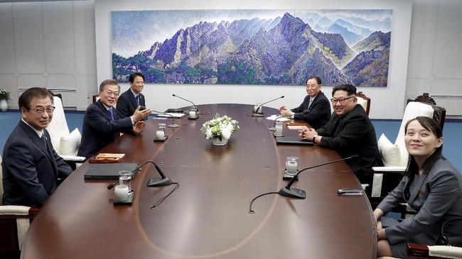 Setelah bicara empat mata, Kim Jong-un dan Moon Jae-in kembali ke Rumah Perdamaian untuk memulai kembali sesi resmi pembicaraan bilateral.