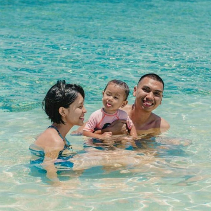 <p>Dipotret saat berenang, Budi udah tahu cara bergaya di tengah ayah dan bundanya. (Foto: Instagram/dilahadju26)</p>
