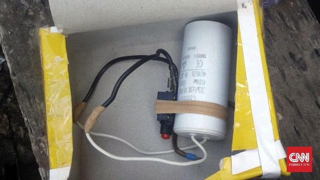 Polisi meledakkan benda mencurigakan di SPBU Pekalongan dan didapati berisi cor semen dengan rangkaian kabel, jam sebagai timer, dan lakban.