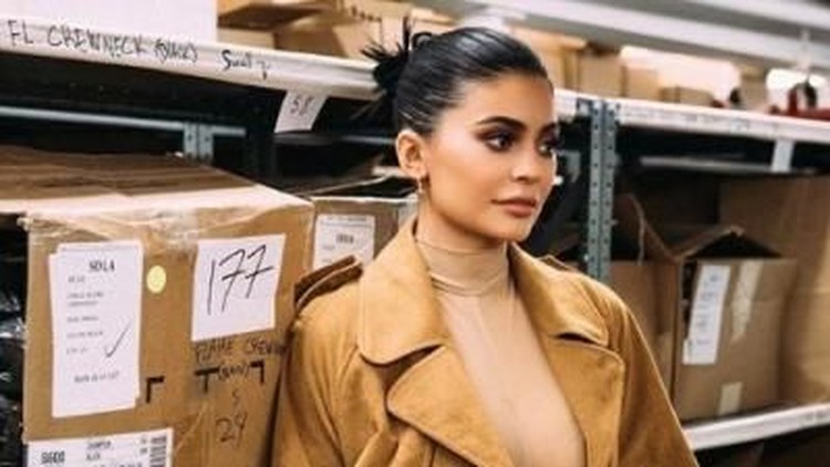 Kylie Jenner mencurahkan isi hatinya terkait perubahan bentuk tubuh setelah melahirkan. Apa curhatan Kylie?