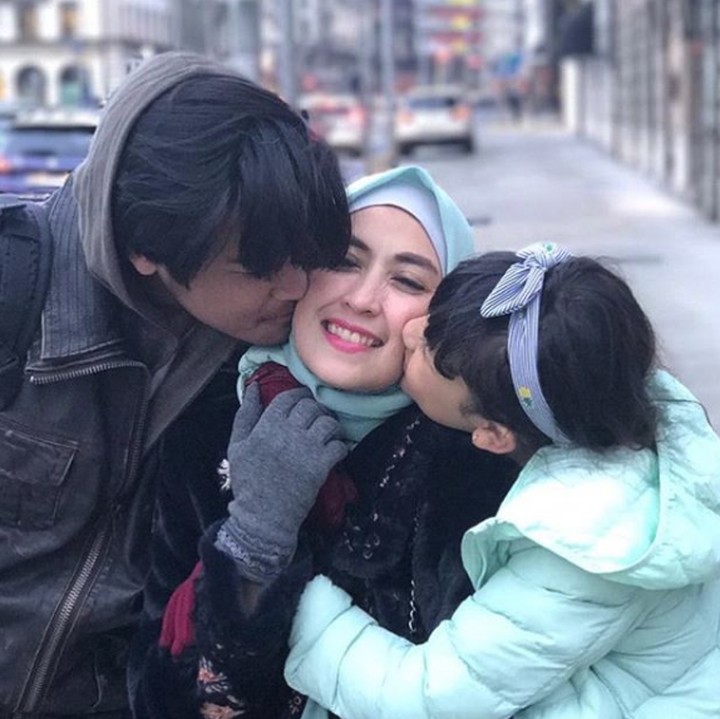 <p>Muah! Bunda Anissa dikecup oleh kedua buah hatinya. (Foto: Instagram @djorghisultan)</p>