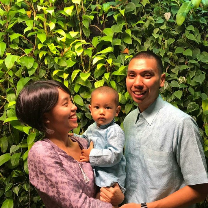 <p>Bunda Dila melihat si ayah sama si kecil. Hmm, lama-lama mirip banget ya mereka. (Foto: Instagram/dilahadju26)</p>