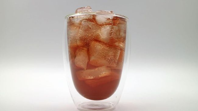 Teh tak cuma berwarna cokelat, hijau, atau putih, sebaliknya teh kekinian yang unik juga punya warna menarik seperti teh biru, teh keju, sampai es teh hangat.