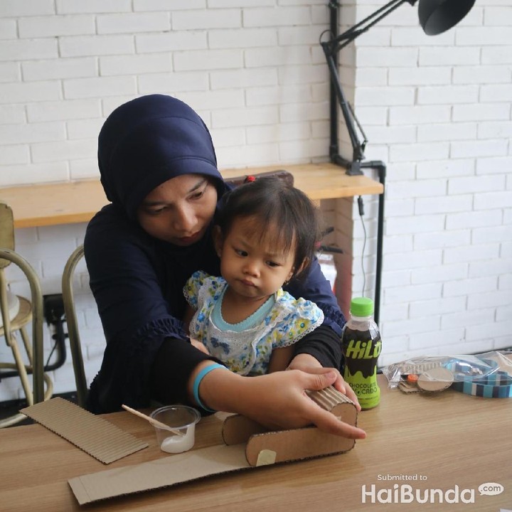 <p>Yukj, Nak kita bikin mainan dari kardus. </p>
