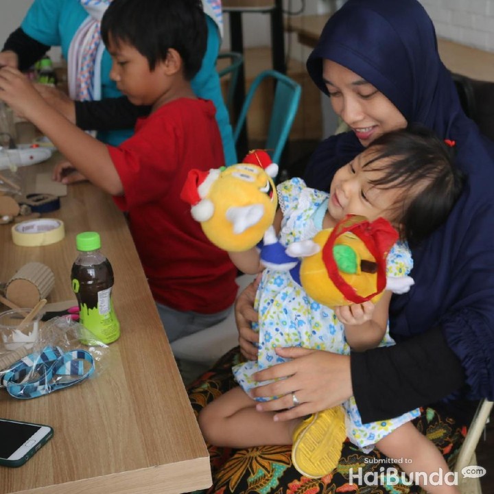 <p>Bunda lagi serius bikin mainan kardus, si kecil asyik sendiri nih.</p>
