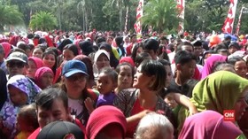 VIDEO: Pembagian Makan Gratis di Monas Ricuh