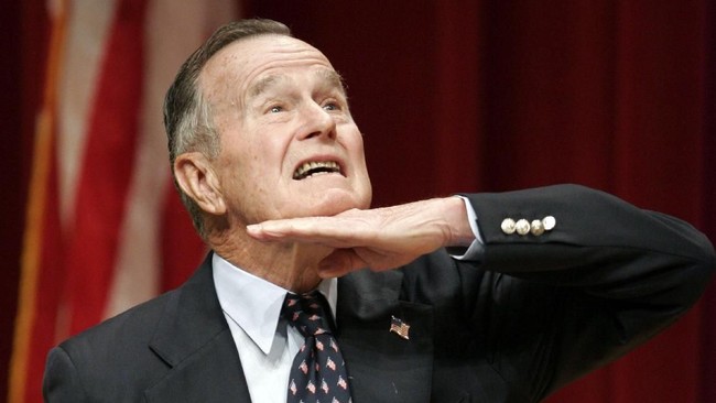 Presiden AS ke-41 George HW Bush terkenal setelah memerintahkan invasi militer Amerika S untuk mengusir Irak dari Kuwait.