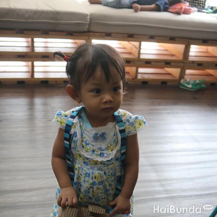 <p>Bunda aku punya kamera lho. Siapa yang mau dipotret?</p>