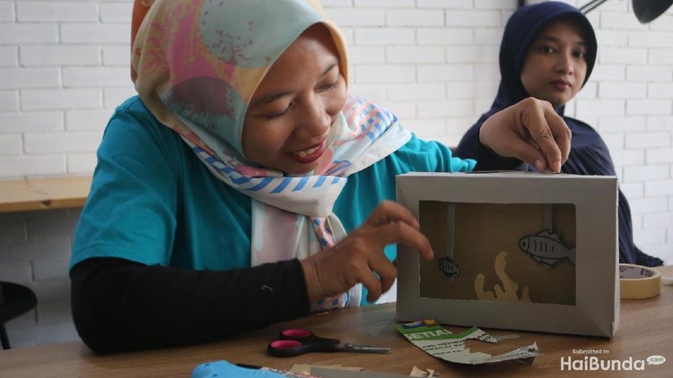 Punya kardus bekas di rumah, Bun? Jangan buru-buru dibuang kardusnya, karena bisa kita manfaatkan untuk dibikin mainan untuk anak.
