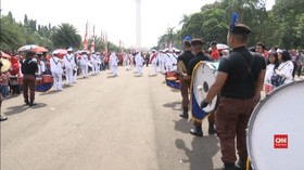 VIDEO: Festival Kebudayaan Monas Bagi-bagi Sembako Gratis