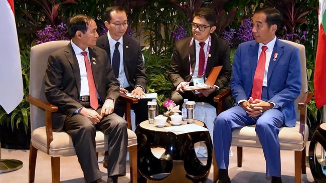 Presiden Joko Widodo mengaku prihatin dan siap membantu Myanmar terkait situasi di Rakhine dan pengungsi Rohingya di Cox's Bazar, Bangladesh.