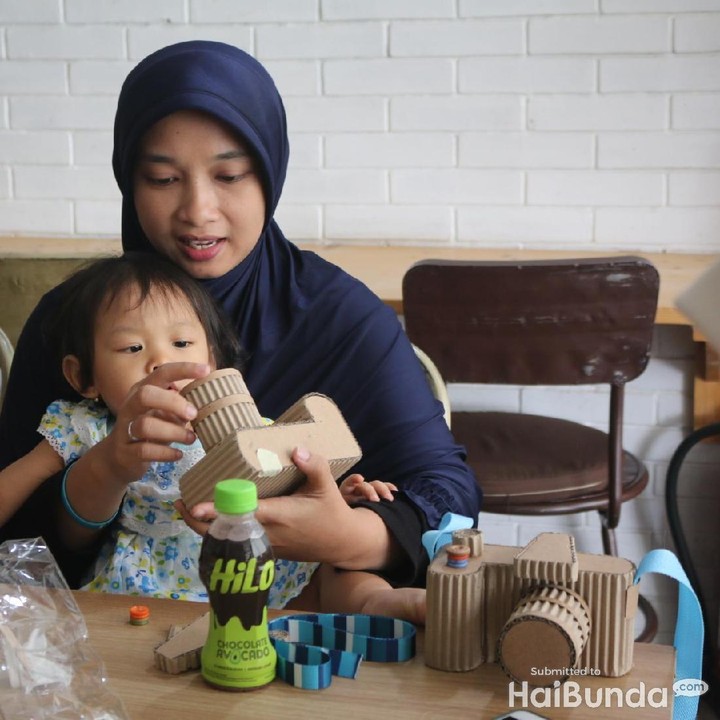 <p>Coba perhatikan ini, Nak, begini cara buatnya.</p>