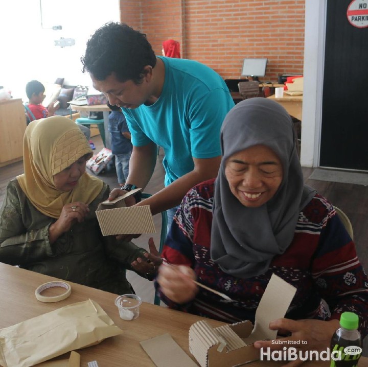 <p>Wah, happy dan serius banget nih para bunda mendengarkan instruksinya.</p>