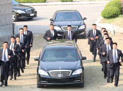 Kim Jong Un yang Dikelilingi Belasan Pengawal di Sekitar Mobilnya