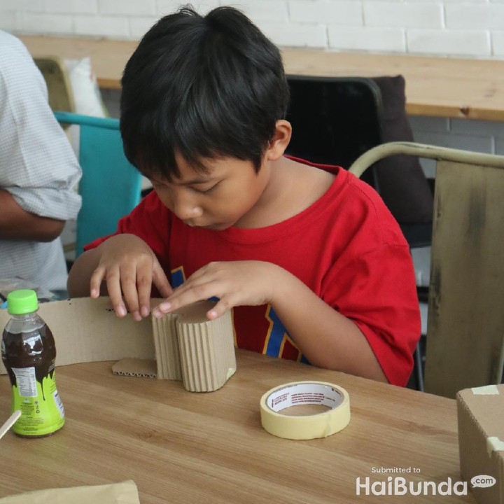 <p>Jangan salah, si kecil juga nggak mau kalah bikin mainan lho.</p>