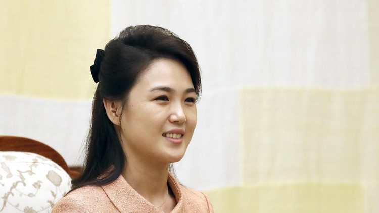 first lady korea utara dan korea selatan PANMUNJOM, SOUTH KOREA - APRIL 27: (L-R) North Korean first lady Ri Sol-ju (R), leader Kim Jong Un, South Korean President Moon Jae-in, first lady Kim Jung-sook attend the Inter-Korean Summit dinner on April 27, 2018 in Panmunjom, South Korea. Kim and Moon meet at the border today for the third-ever Inter-Korean summit talks after the 1945 division of the peninsula, and first since 2007 between then President Roh Moo-hyun of South Korea and Leader Kim Jong-il of North Korea. (Photo by Korea Summit Press Pool/Getty Images)