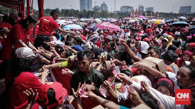 Wagub DKI Sandiaga Uno menduga ada unsur politik di balik gelaran Forum Untukmu Indonesia, di Monas, Sabtu (28/4), dan menyebut gelaran tidak sesuai perizinan.