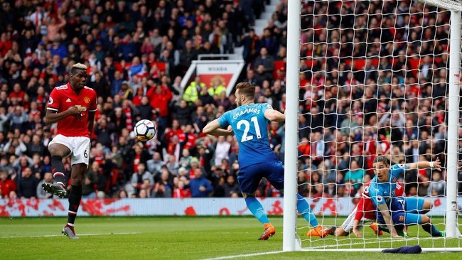Gol Paul Pogba membawa Manchester United mengungguli Arsenal di babak pertama dalam laga yang berlangsung di Old Trafford, Minggu (29/4).