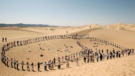 FOTO: Yoga 'Nyentrik' di Padang Pasir