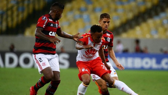 Salah satu fan di kompetisi sepak bola Brasil rela memenuhi sebagian tubuhnya dengan tato bergambar kostum klub kecintaannya, Flamengo.