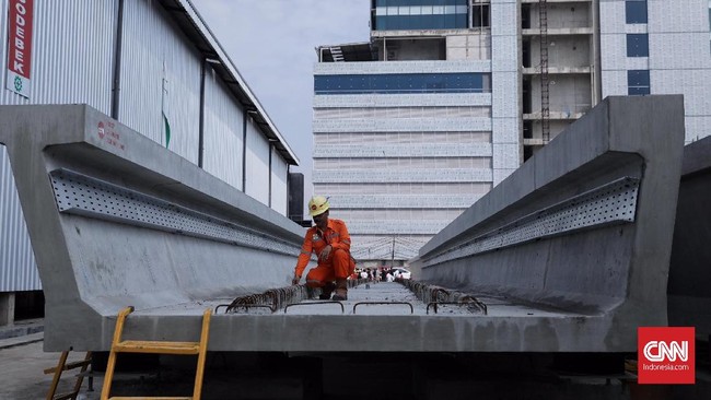 Penundaan proyek LRT dan kereta cepat oleh Kementerian Perhubungan dinilai berisiko. Bukan hanya risiko keuangan, tetapi juga risiko proyek mangkrak.
