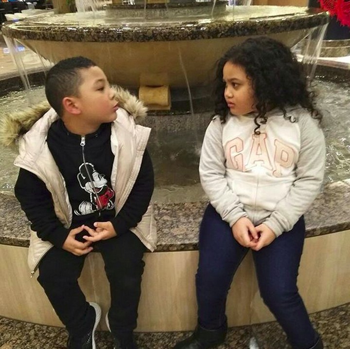 <p>Hayo tebak, Kellen dan Amora lagi ngomongin apa ya? Serius banget. (Foto: Instagram/@ariannhaamora.lemos)  </p>