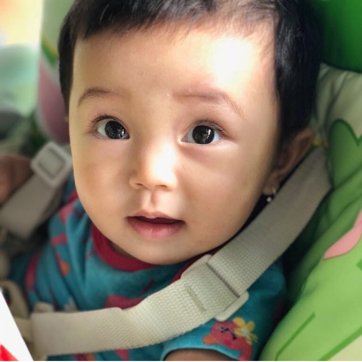 Tatapan mata Sierra teduh banget. Sehat selalu ya anak cantik... (Foto: Instagram @kinaryosihmoney)