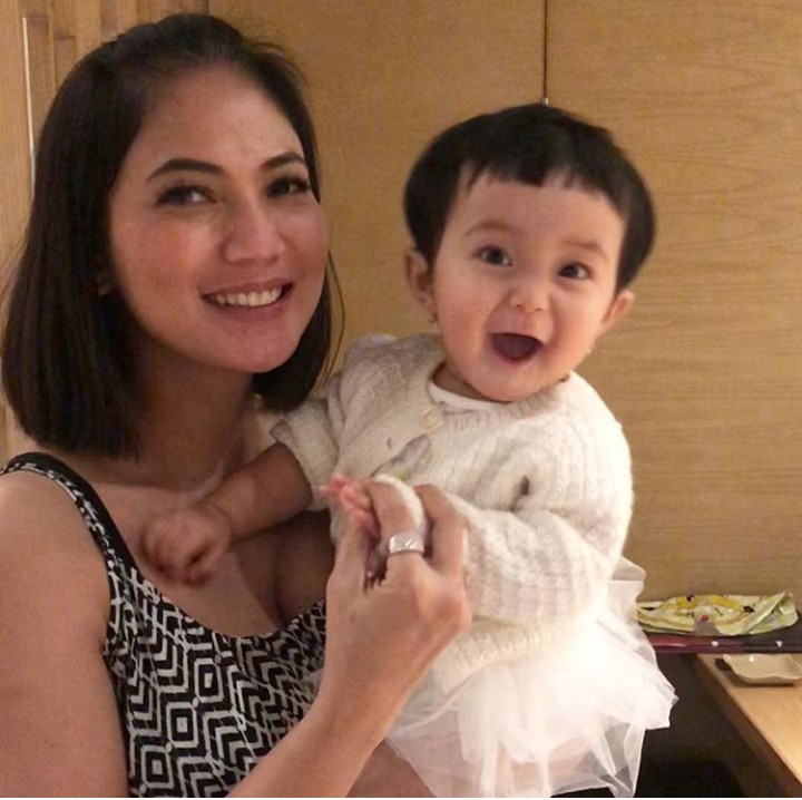 <p>Bunda Seleb lain yang melahirkan di Singapura adalah Kinaryosih. Perempuan 45 tahun ini melahirkan anak keduanya, Sierra Kinar Money, di Singapura pada 12 Mei 2017. Kinaryosih melahirkan di Rumah Sakit Raffles Singapura. (Foto: Instagram @kinaryosihmoney)</p>