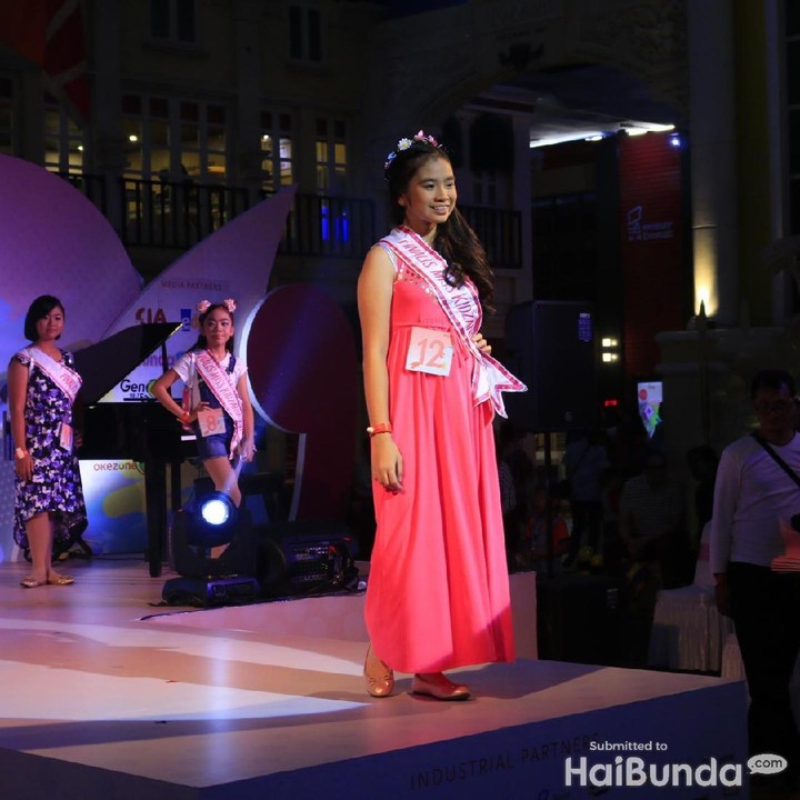 Finalis Miss Kidzania 2018 nomor 12 ini sedang fashion show jilid pertamanya. Cantik ya, Bun?