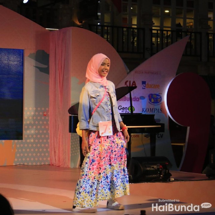 Inilah Dena, satu-satunya finalis yang mengenakan hijab. Anggun ya, Bun?