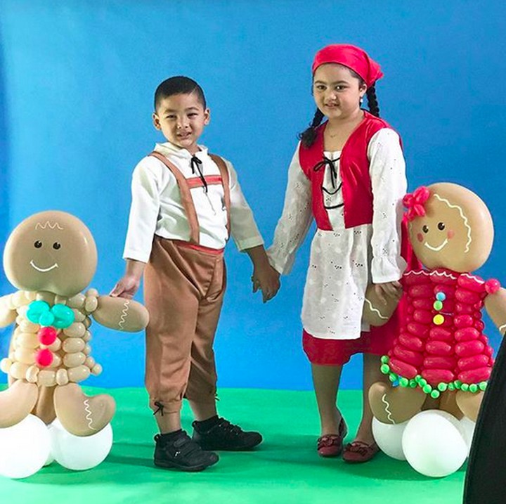 <p>Hai, Bun, kita lagi foto sama manusia jahe nih, he-he-he. Makin menggemaskan deh Kellen dan Amora. (Foto: Instagram/ @kellen.12)  </p>
