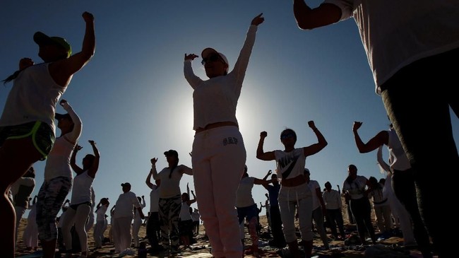 FOTO: Yoga 'Nyentrik' di Padang Pasir