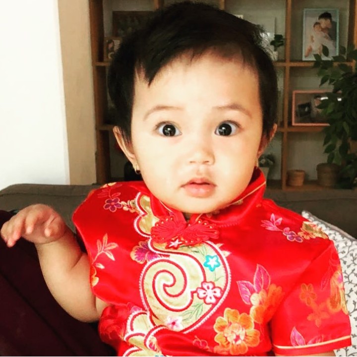 Cantik banget pakai baju merah nih Sierra. (Foto: Instagram @kinaryosihmoney)
