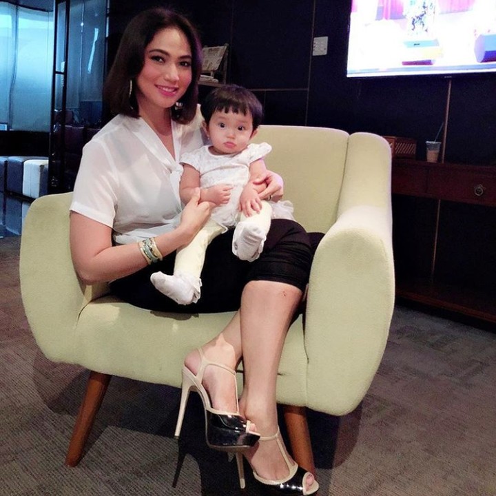 Sierra sedang menemani mamanya syuting sebuah acara nih. (Foto: Instagram @kinaryosihmoney)