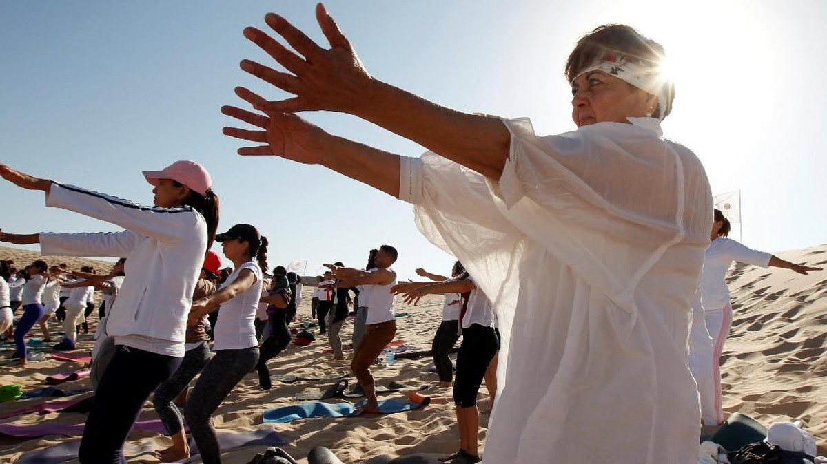 FOTO: Yoga 'Nyentrik' di Padang Pasir