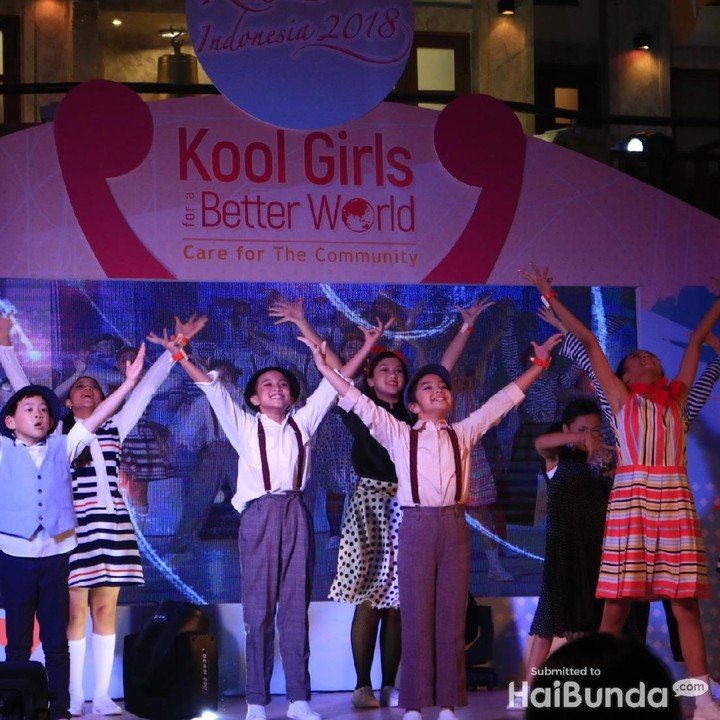 Kontes yang meriah ini diselingi dengan modern dance oleh para dancer cilik.