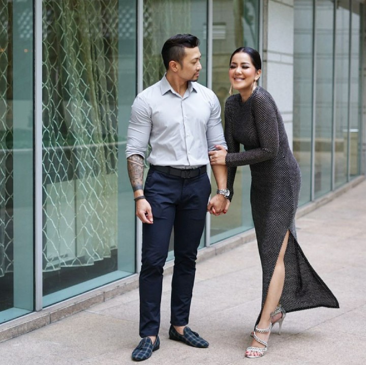 <p>Pandangan suami seakan nggak mau lepas dari Ivy nih. (Foto: Instagram/ivybatuta)</p>