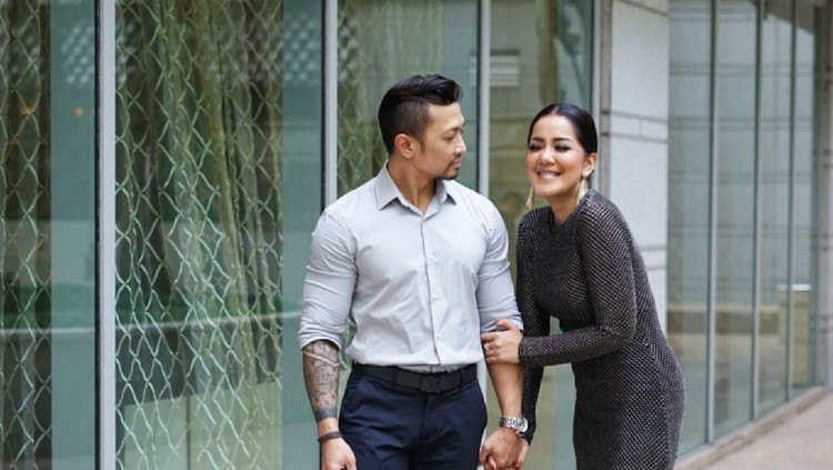 Ivy Batuta dan suaminya, Edu Napitupulu sudah hampir 12 tahun menjalani pernikahan. Keduanya pun memiliki tips pernikahan harmonis, salah satunya jangan baper.