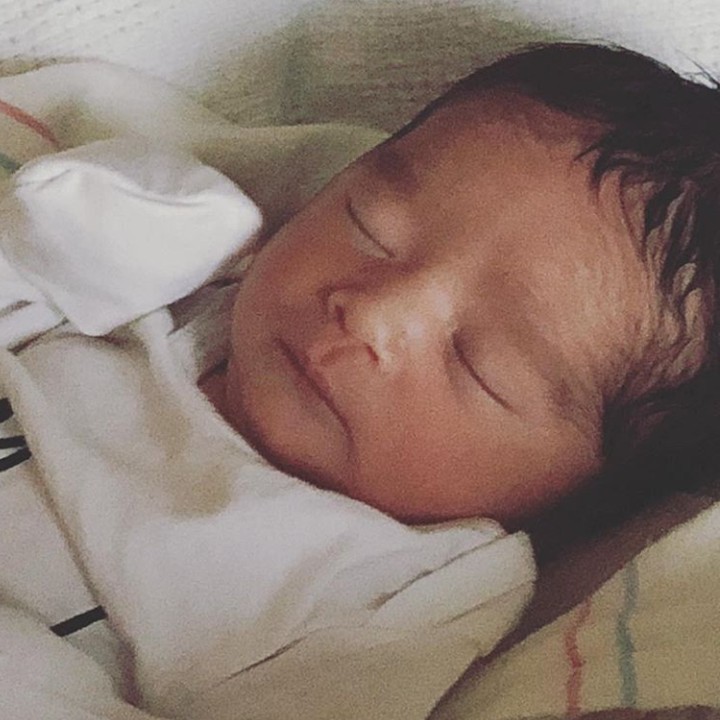 <p>Hayes lahir 31 Desember 2017 lalu. Kehadirannya melengkapi kebahagian keluarga Jessica Alba dan Cash Warren. (Foto: Instagram @jessicaalba)</p>