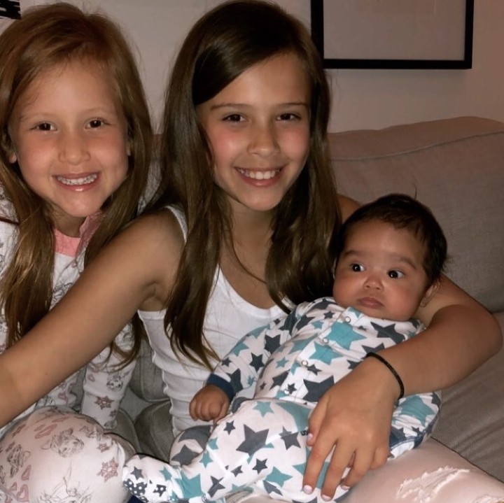 <p>Hayes bersama dua kakaknya, Haven dan Honor. Hayes ganteng sendiri nih, he-he. (Foto: Instagram @jessicaalba)</p>