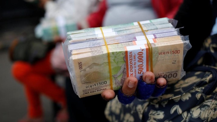 Indonesian rupiah banknotes are counted at a money changers in Jakarta, Indonesia April 25, 2018. REUTERS/Willy Kurniawan