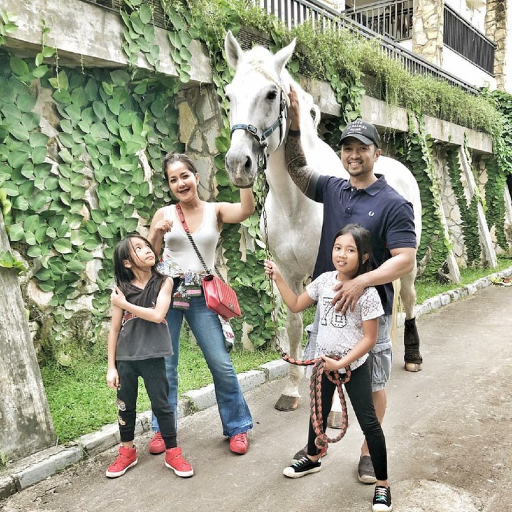 <p>Ivy juga udah punya dua buah hati yang manis-manis lho. (Foto: Instagram/ivybatuta)  </p>