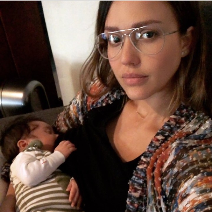 <p>Hayes tidur nyenyak di pelukan sang bunda. (Foto: Instagram @jessicaalba)</p>