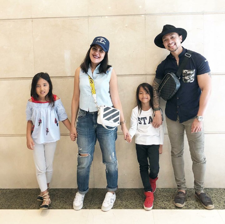 <p>Bunda Ivy bersama suami dan kedua buah hatinya, Qiara dan Zivanka. (Foto: Instagram/ivybatuta)  </p>