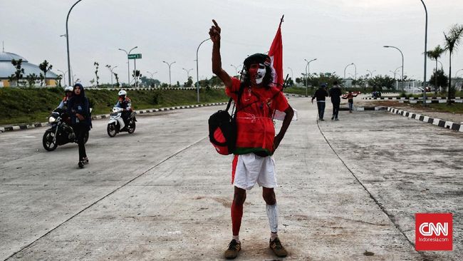 Tampil Nyentrik Demi Dongkrak Semangat Timnas Indonesia Tak peduli Stadion Pakansari sepi penonton dalam pertandingan antara Timnas Indonesia melawan Korea Utara, M. Kurniawan tetap tampil nyentrik.