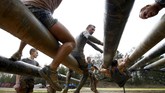 FOTO:Bison Race, Lari Ekstrem Pembangkit Naluri 'Kemanusiaan' Sebuah ajang lari bison race di Rusia menghadirkan rintangan ekstrem yang diklaim bisa membuat manusia menemukan kembali naluri dasar 'kemanusiaannya.'