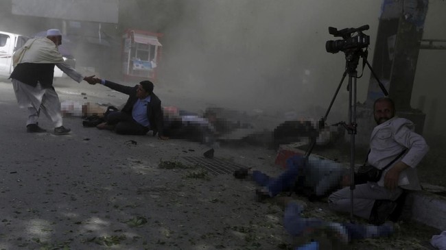 Setidaknya 15 orang tewas dalam serangan bom di gedung pemerintahan Afghanistan, puluhan orang lainnya luka-luka.