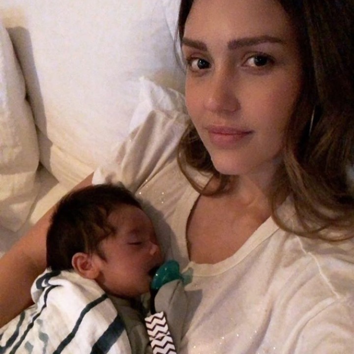 <p>Sepertinya Hayes suka kalau tidur dengan posisi ini ya. (Foto: Instagram @jessicaalba)</p>