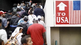 FOTO: Rombongan Imigran Tertahan di Perbatasan AS