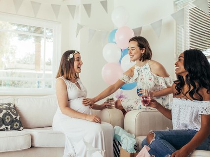 Konyol, Ibu Ini Memungut Biaya pada Para Tamu di Baby Shower-nya
